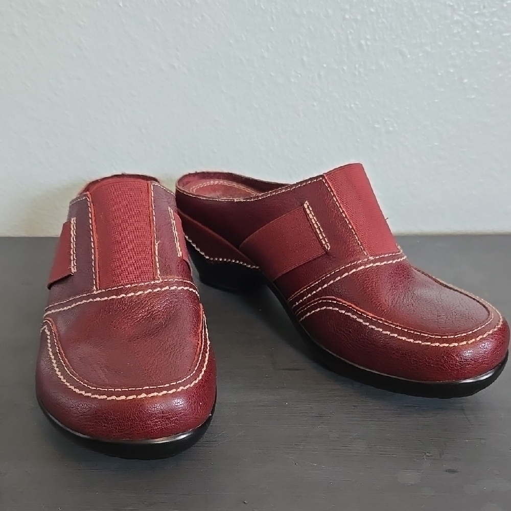 White Mountain Red Clogs Size 7